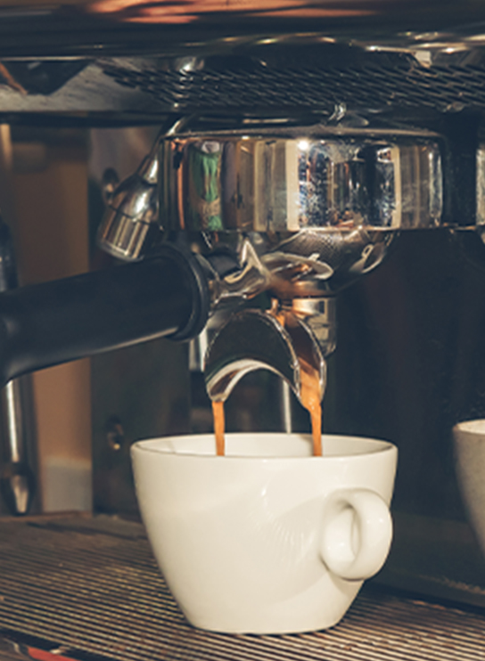 コーヒーを入れている様子