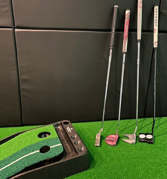 ゴルフパター4本とパターパットの写真