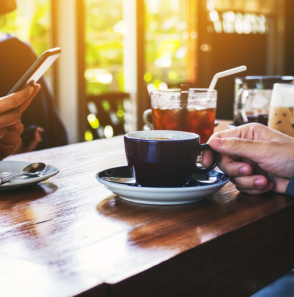 カフェでくつろいでる様子